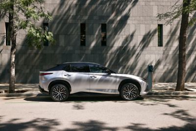 Ein silberner Lexus RZ in der Seitenansicht