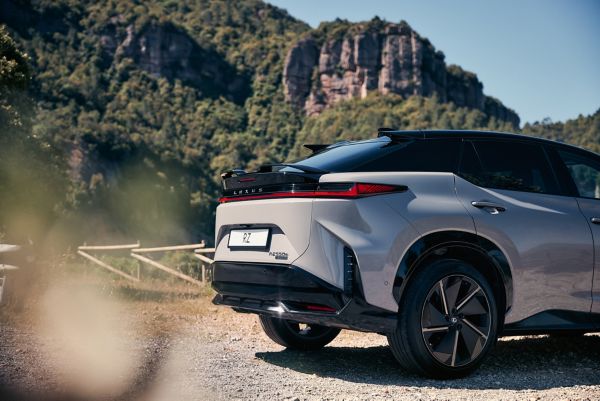 Pysäköity Lexus RZ
