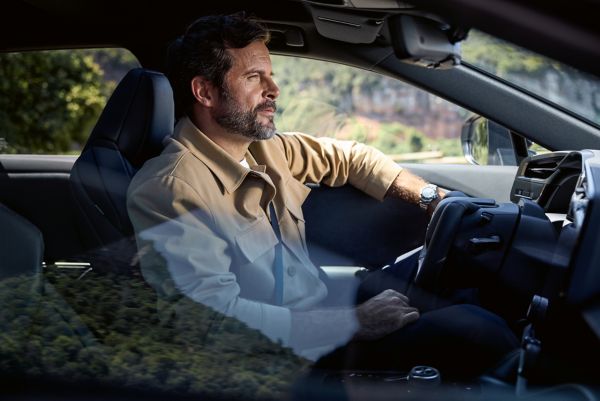 Mies istuu Lexus RZ:n ohjaamossa