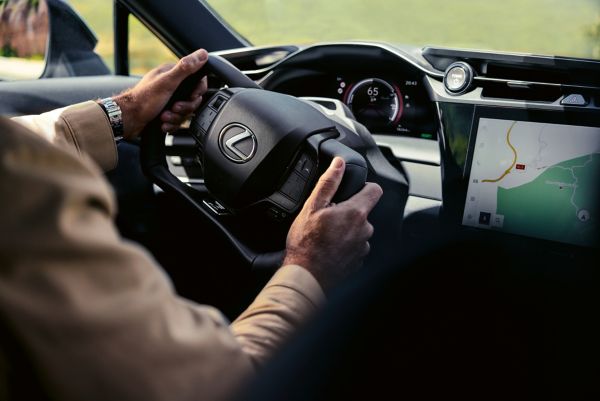 Člověk sedící v modelu Lexus RZ