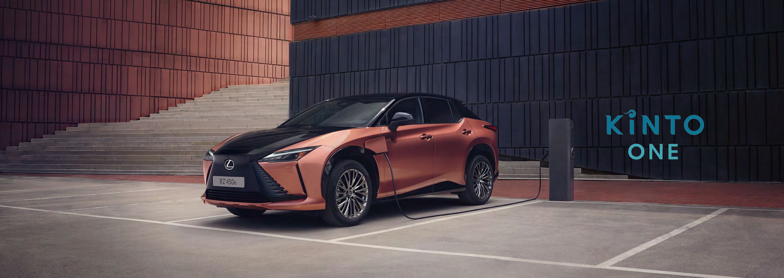 Nabíjanie zaparkovaného Lexus RZ 450e