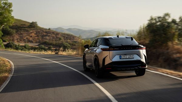 RZ 550e, F SPORT, Sonic Platinum, dynamisch, achterzijde, bergachtig landschap