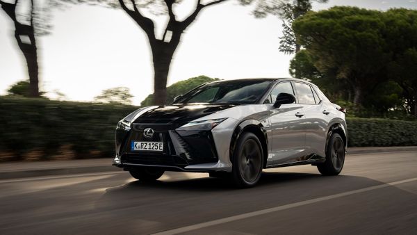 RZ 550e, F SPORT, Sonic Platinum, dynamisch. linker zijaanzicht