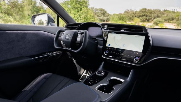 RZ 550e, F SPORT, Sonic Platinum, interieur, detail, stuur