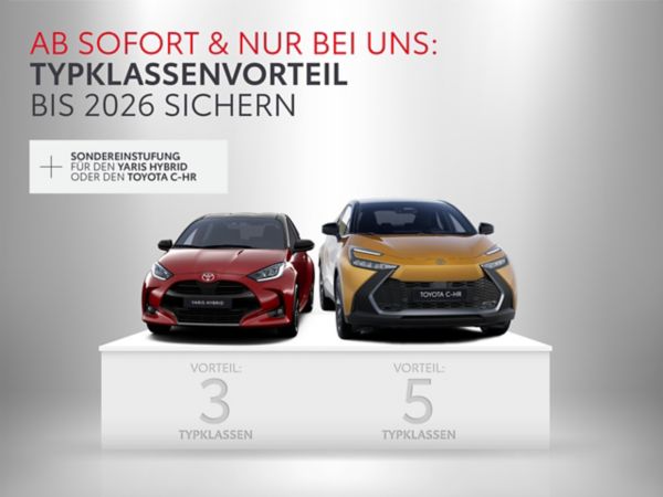 Rote und gelbe Toyota-Autos, die auf separaten Sockeln ausgestellt sind und mit „Vorteil 3 Typklassen“ und „Vorteil 5 Typklassen“ beschriftet sind