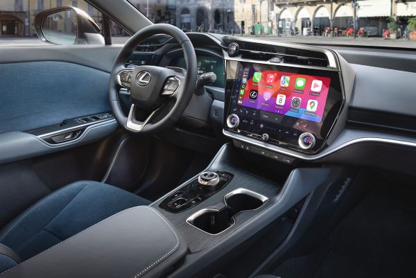 Lexus RZ -mallin ohjaamo