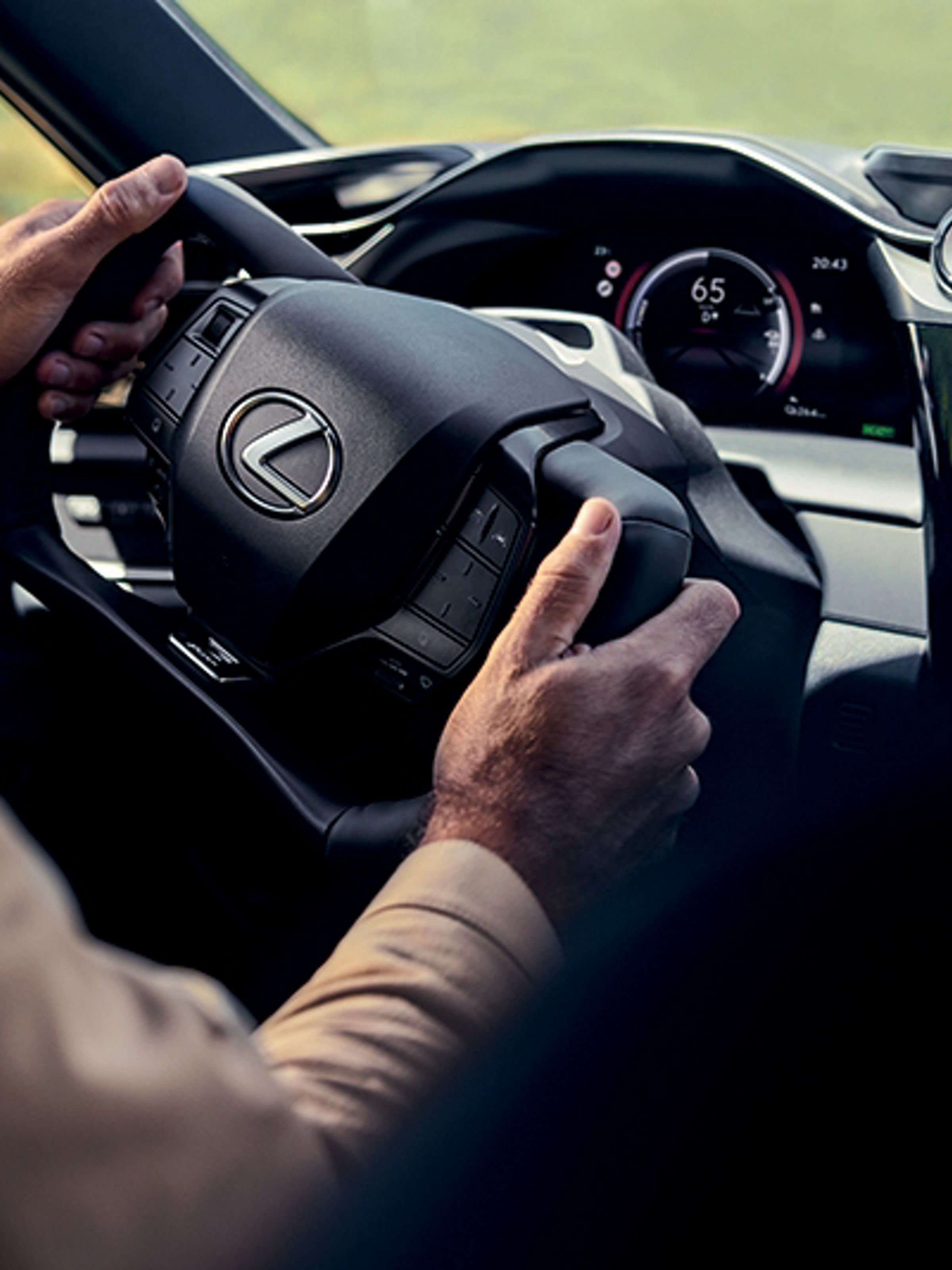 Un maître Takumi inspectant une Lexus
