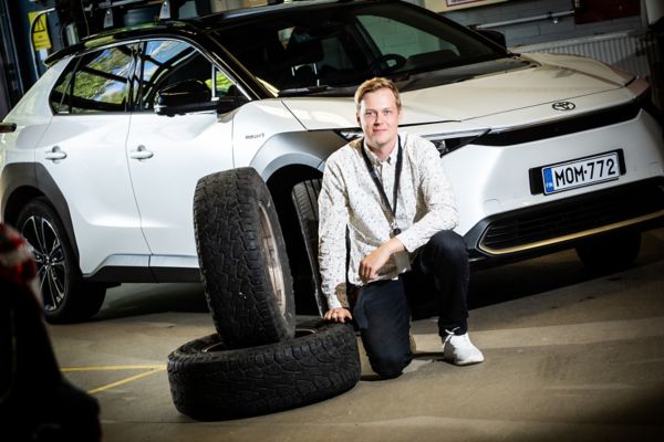 Toyotan Suomen lisävarusteiden päällikkö Valtteri Heinämaa