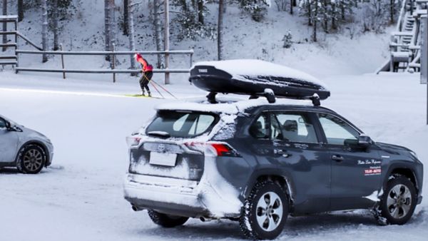 Maastohiihtäjä Riitta-Liisa Roponen ja Toyota RAV4