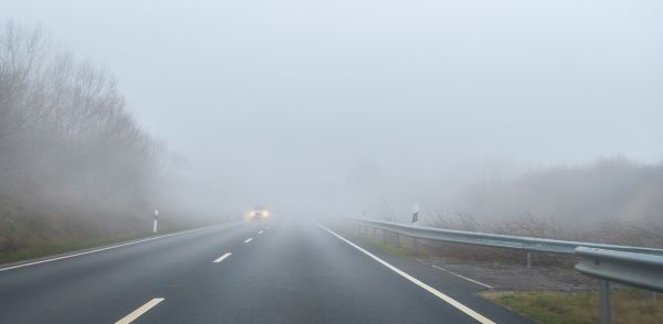 Rijbaan, mist, auto, koplampen