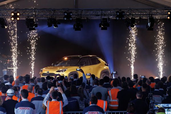 Yaris cross jaune présentation