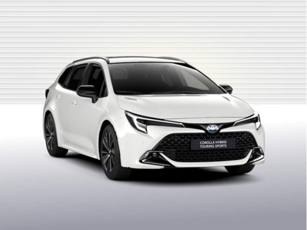 Toyota Corolla Touring Sports Hybrid in Weiß vor heller Kulisse.