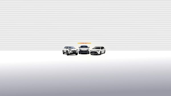 Ein Yaris Cross, C-HR und Corolla TS stehen vor einer heller Wand. Dadrüber steht "Summer Edition" geschrieben.