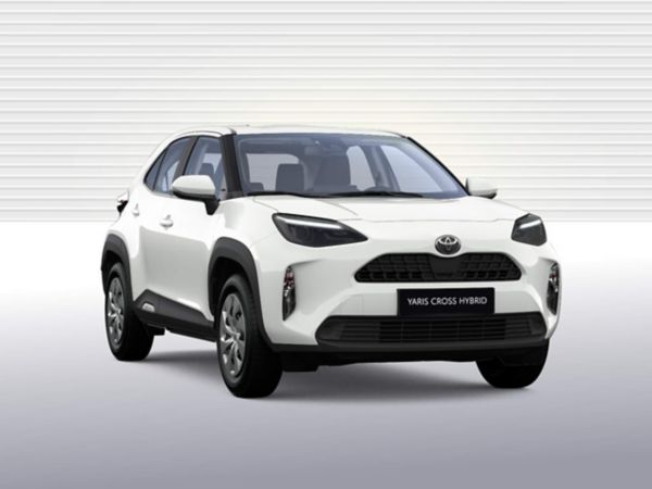 Weißer Toyota Yaris Cross Hybrid schräg von vorn vor heller Kulisse.