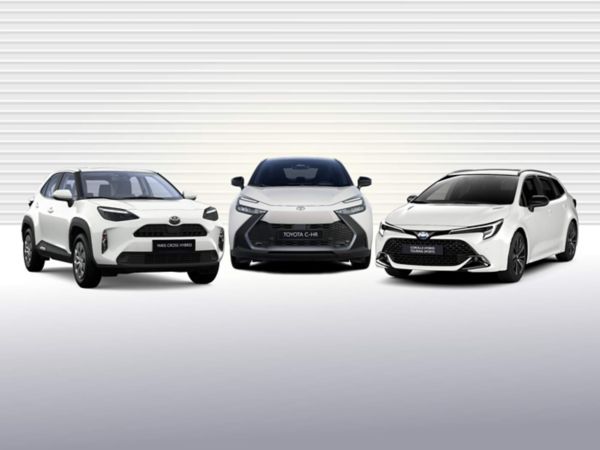 Summer Edition mit Yaris Cross, C-HR und Corolla TS vor heller Wand.