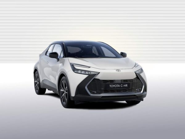 Weißer Toyota C-HR Hybrid von schräg vorn vor hellem Hintergrund.