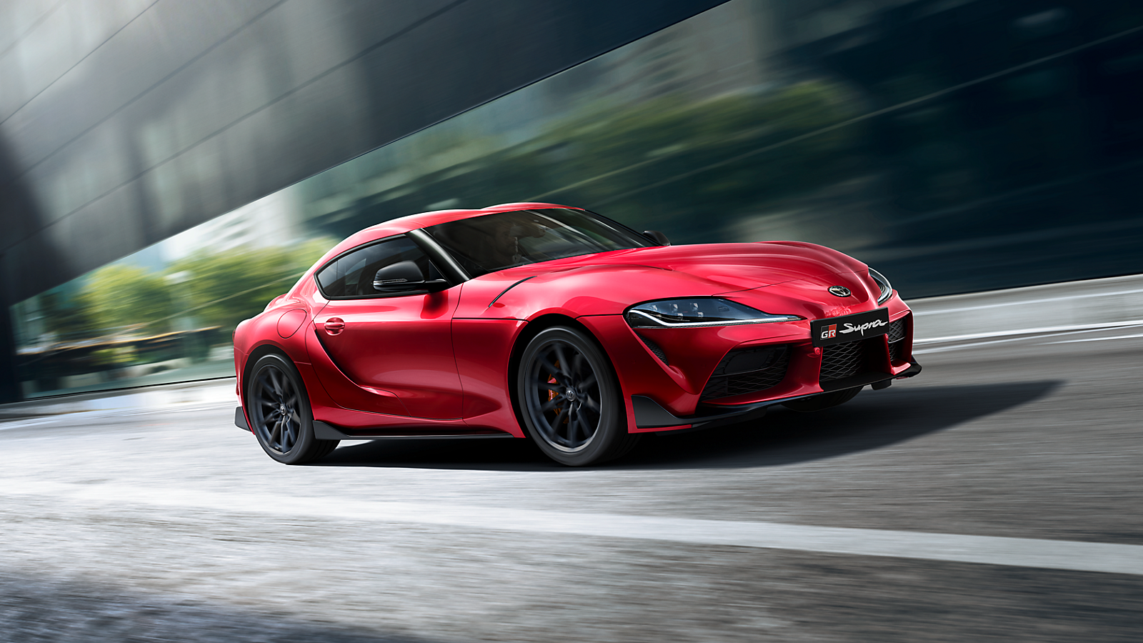 Une Toyota GR Supra roule dans une rue de la ville