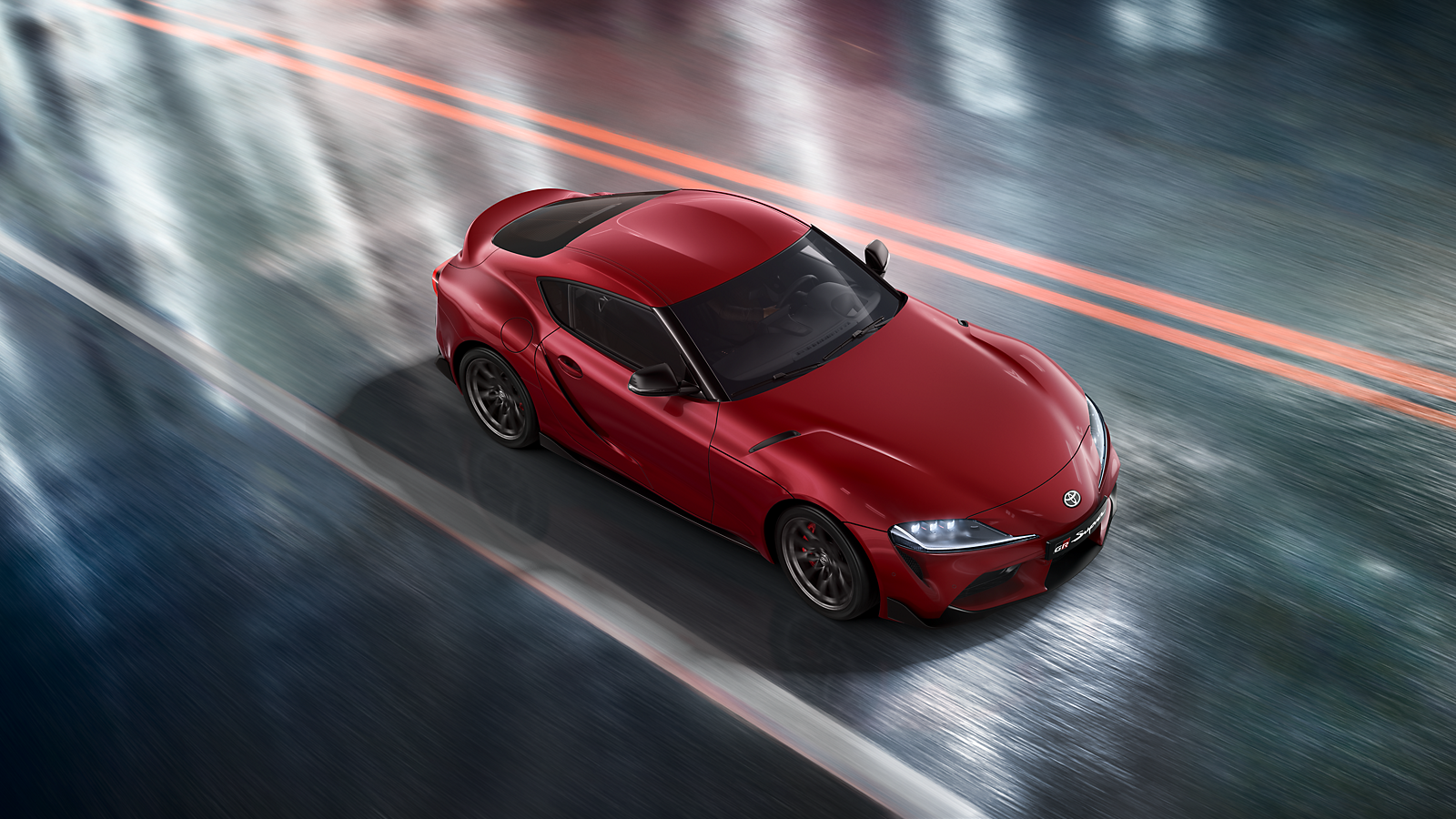 GR Supra roule sur une route mouillée la nuit