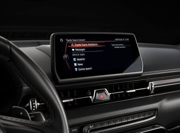 Touchscreen in der Mittelkonsole zeigt Toyota Supra Assistance