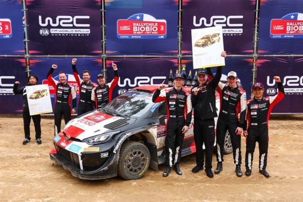 Toyota Gazoo Racing yarışı sporcuları ve bir yarış otomobili