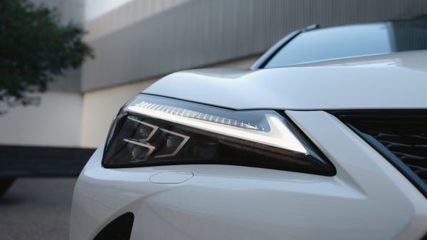 Nahaufnahme der LED Scheinwerfer eine Lexus UX