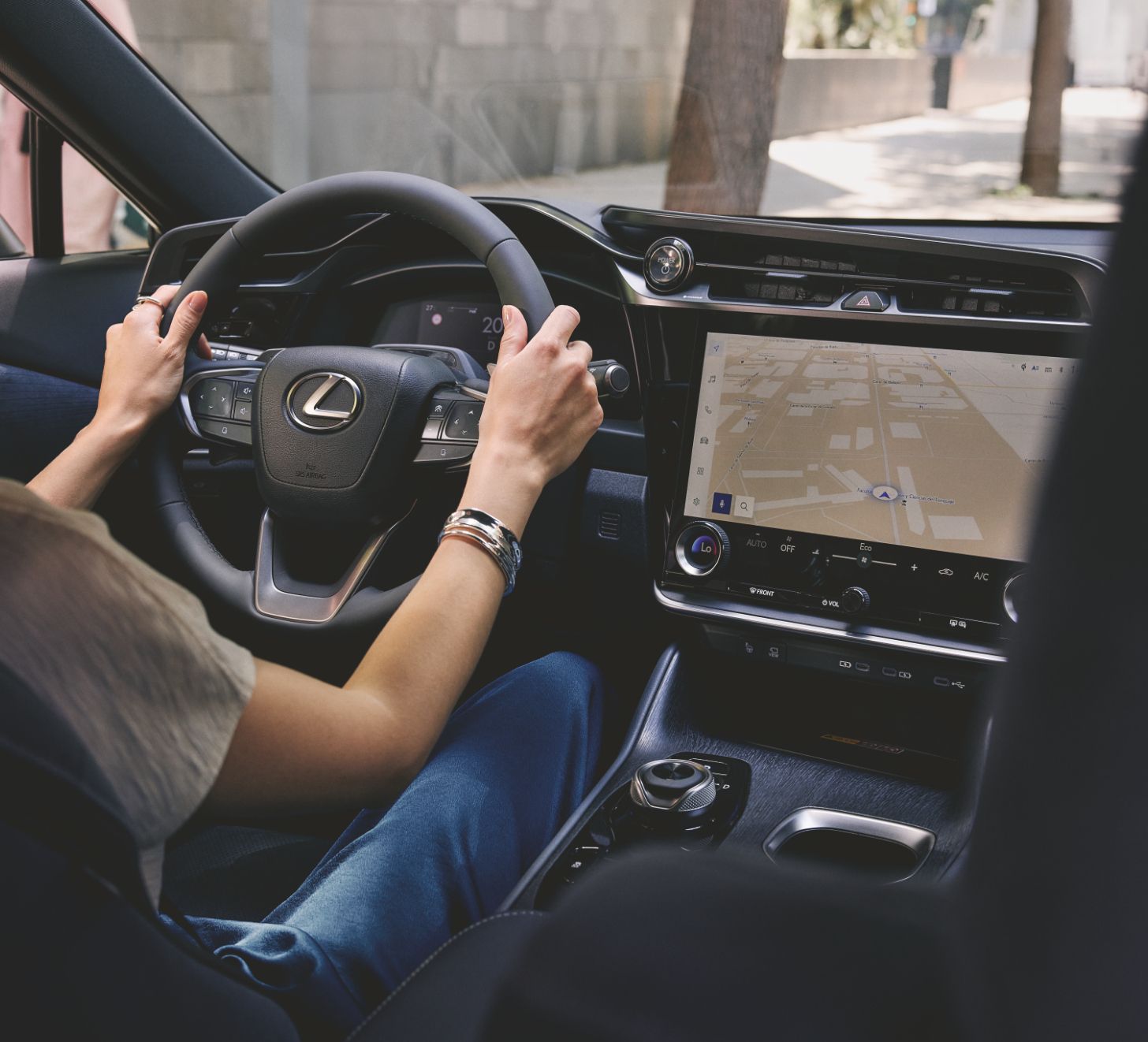 Vista interior do lado do condutor do novo LEXUS RZ 350e 100% ELÉTRICO