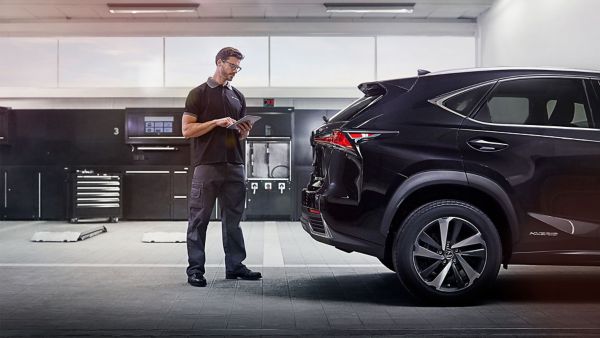 Lexus technician