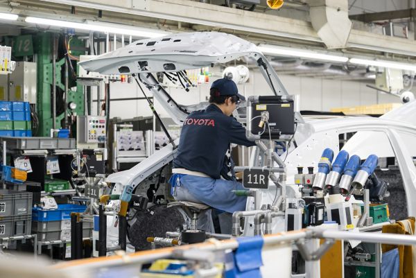 Shopfloor worker working on a car