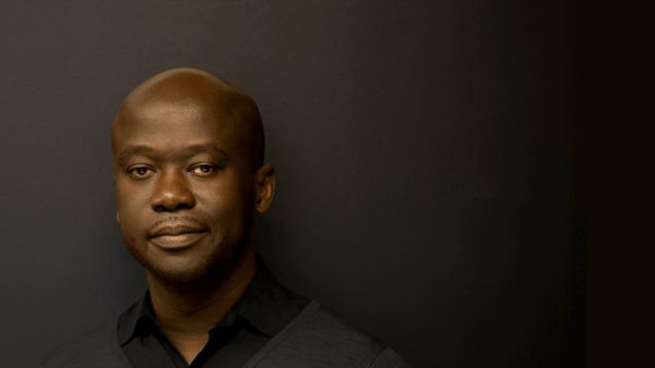 Ο SIR DAVID ADJAYE ΣΤΗΝ ΚΡΙΤΙΚΗ ΕΠΙΤΡΟΠΗ ΤΩΝ ΒΡΑΒΕΙΩΝ 2018