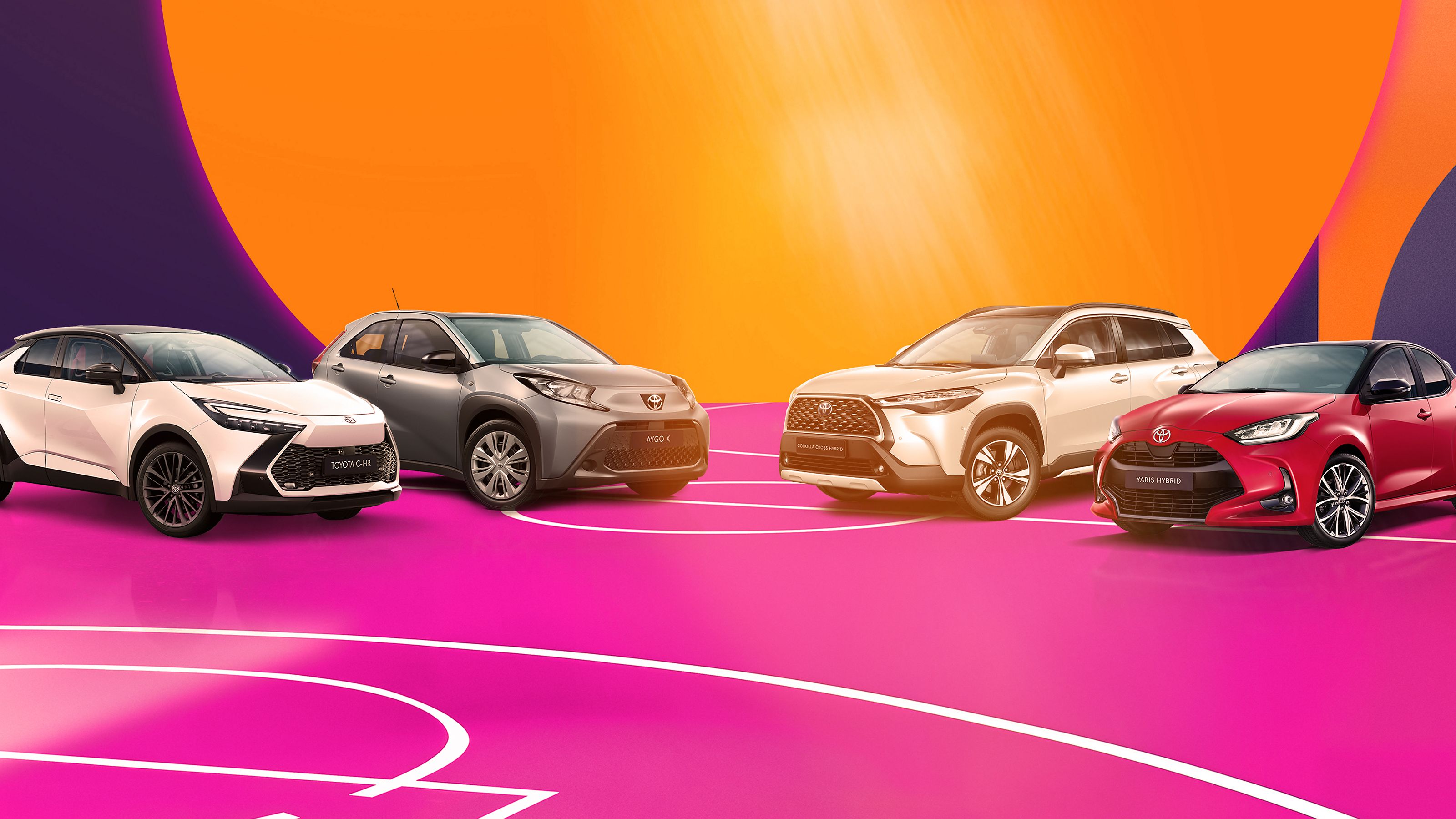 Vier Toyota Fahrzeuge auf dem Innenhof eines modernen Gebäudes mit Glasfront, Bildtext: „LAST MINUTE DEALS, 1,99% EASY FINANZIERUNG“