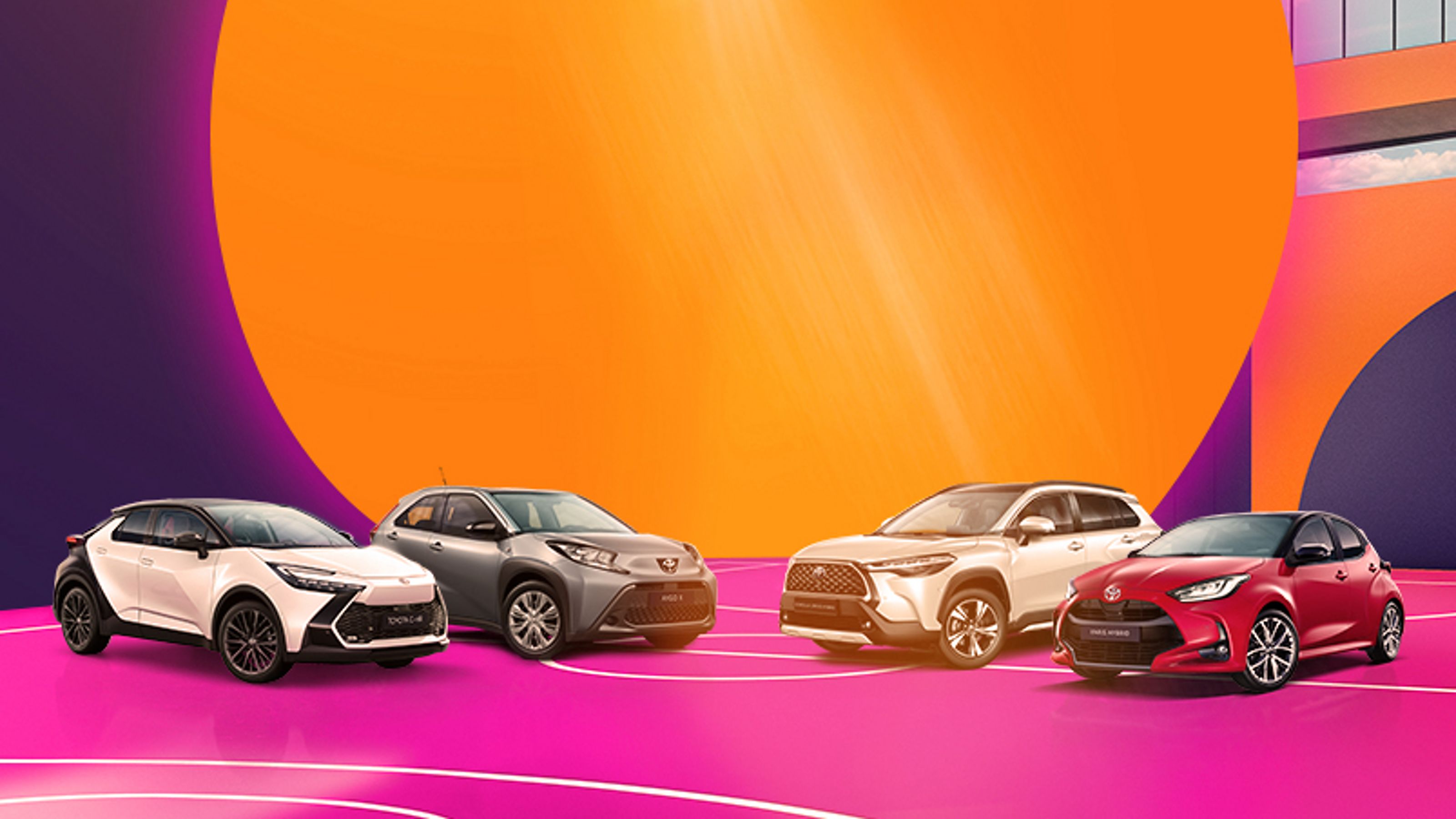 Ein Yaris Hybrid, C-HR und bZ4X stehen nebeneinander auf einem pinken Basketballboden.