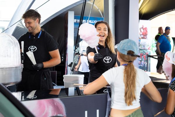 Toyota Mirain tuottamalla sähköllä valmistettua hattaraa.