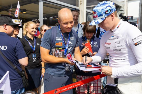 Kalle Rovanperä jakamassa nimikirjoituksia Toyotan osastolla.