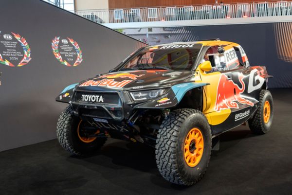 Tällaisella Toyota Hilux -järkäleellä otettiin kaksoisvoitto tammikuisessa Dakar-rallissa.
