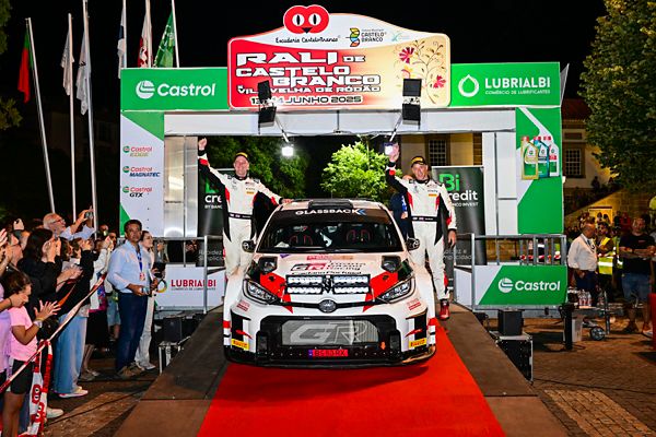 Equipa Toyota a cumprimentar os fãs ao lado do Toyota GR Yaris