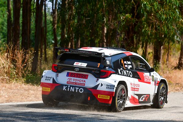 Toyota GR Yaris em prova com um grande destaque para o plano traseiro e respetivos patrocinadores