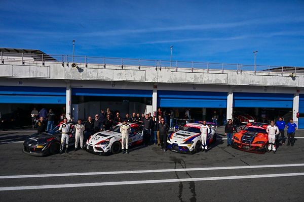 Equipa Toyota e os seus automóveis