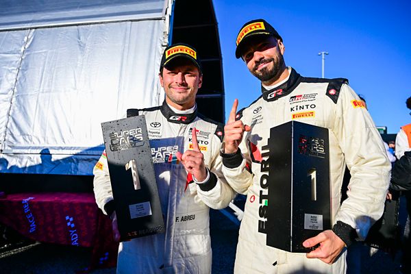 Equipa da Toyota a festejar