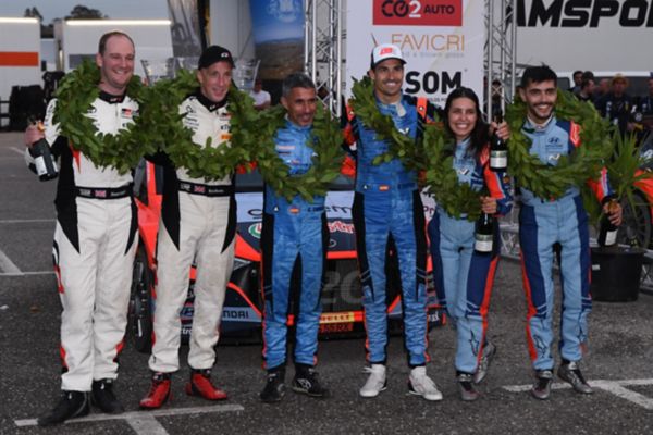 Equipa da Toyota no pódio