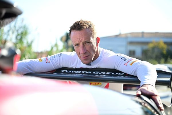 Piloto da equipa Toyota a festejar o seu resultado