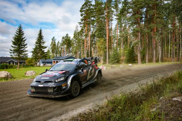 Toyota WRC-auto Jyväskylän soratiellä. 