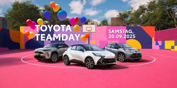 Aygo X, Yaris Cross und C-HR auf einer bunten Backplate, die einen Basketballplatz darstellen. Im Hintergrund einen Basketballkorb. Oben links einen Schriftzug Toyota Teamday und oben Rechts das Datum 20.09.25