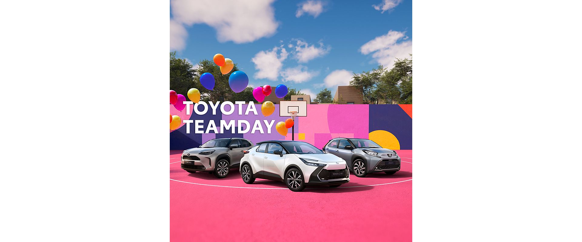 Aygo X, Yaris Cross und C-HR auf einer bunten Backplate, die einen Basketballplatz darstellen. Im Hintergrund einen Basketballkorb. 