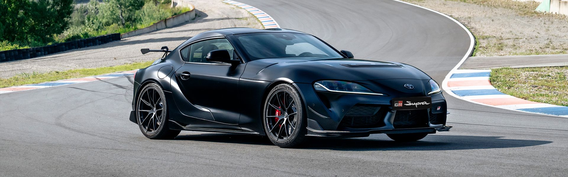 Toyota GR Supra na torze wyścigowym