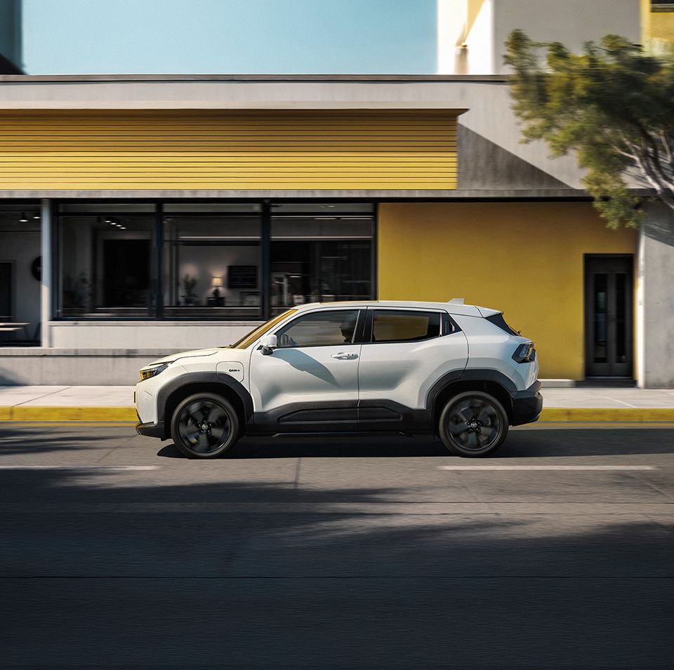 Toyota Urban Cruiser egy sárga épület hátterében