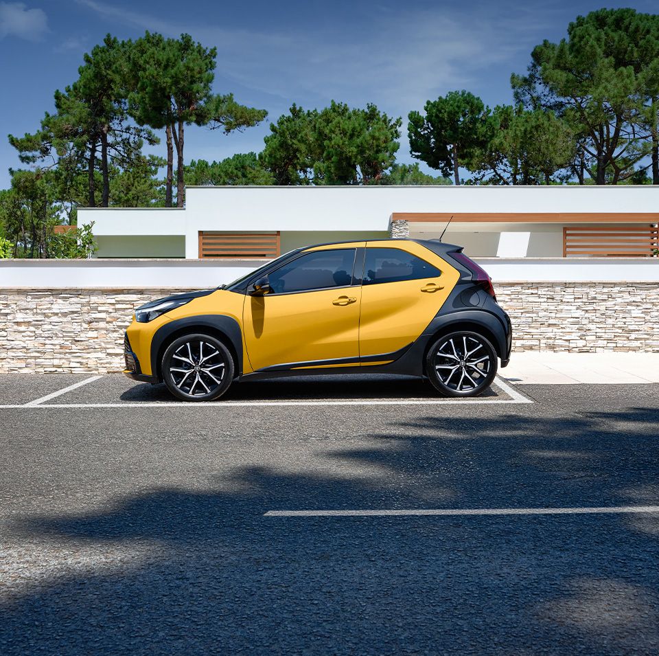 żółta Toyota AYGO X