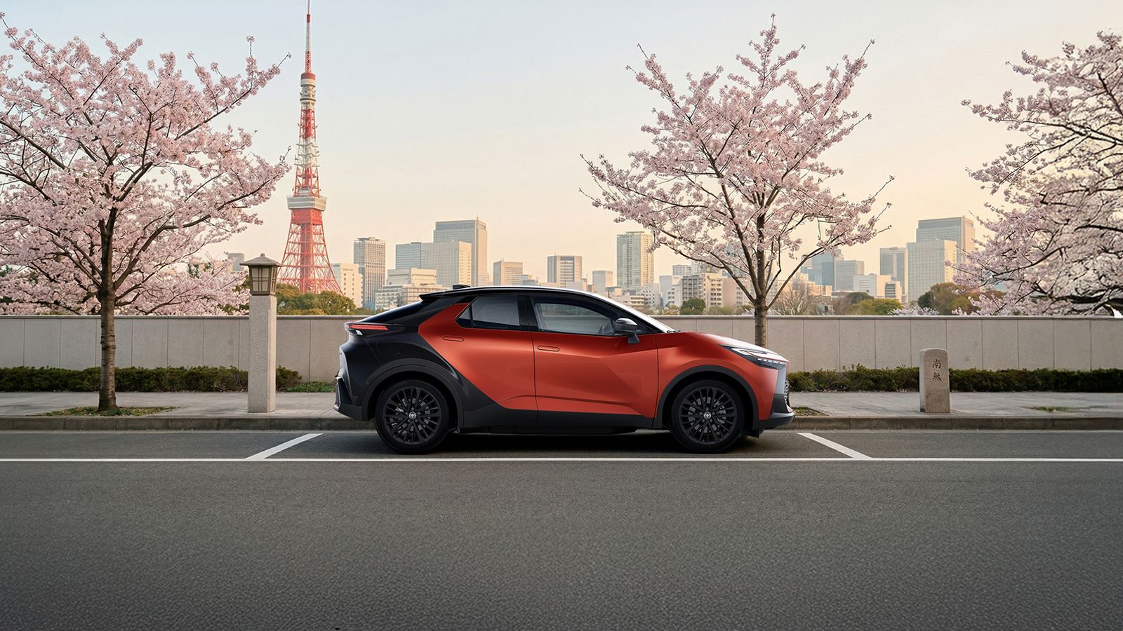 Toyota C-HR plug-in hibrid autó oldalnézetben modern városi környezetben