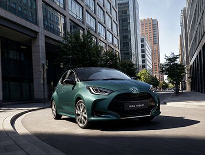 A Toyota C-HR egy város feletti felüljárón halad át.