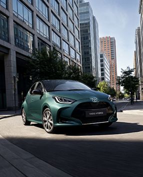 A Toyota C-HR egy város feletti felüljárón halad át.