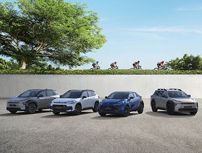 A város hátterében négy Toyota áll: Camry, Prius, Corolla és PROACE Max.